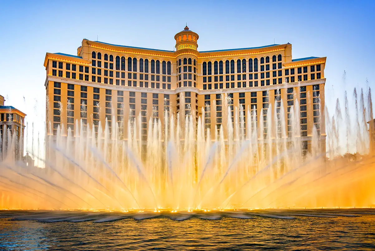 Las Vegas Hotel Comparisons (Which Vegas Hotel is Better?) 4 Free Bellagio Fountains Las Vegas photo.