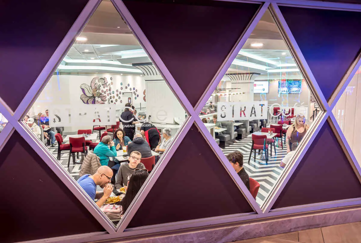 Why Is The STRAT Hotel So Cheap? (Stratosphere Hotel) 3 Budget Dining Options include The STRAT Cafe