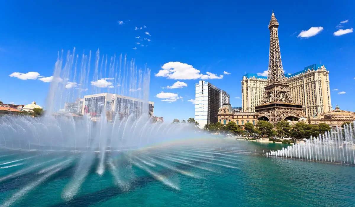 The Truth About Swimming in The Bellagio Fountains in Las Vegas (Dare to Take a Dip?) 1 Can you swim in the Bellagio Fountains in Las Vegas