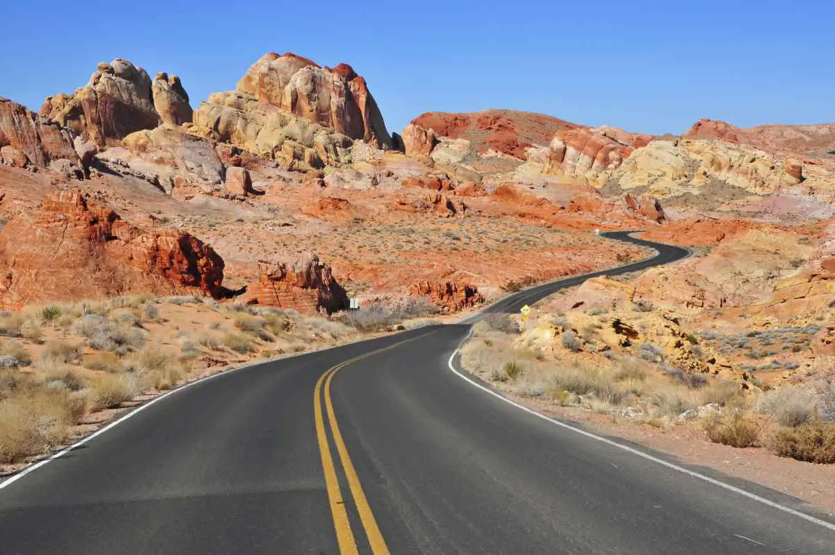 10 Romantic Things to Do in Las Vegas for Couples 7 Take a couples hike at Red Rock Canyon near Las Vegas