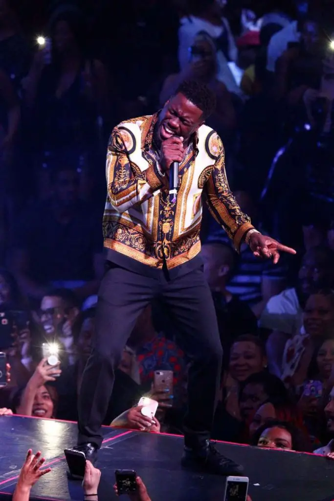 Drai's Nightclub Dress Code (What to Wear - Drai's Las Vegas) 2 Kevin Hart celebrating his birthday at Drai's Nightclub