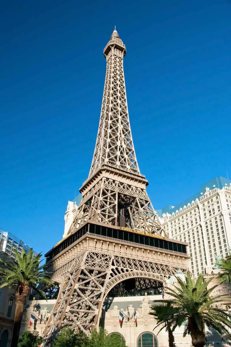 10 Romantic Things to Do in Las Vegas for Couples 6 eiffel tower restaurant las vegas