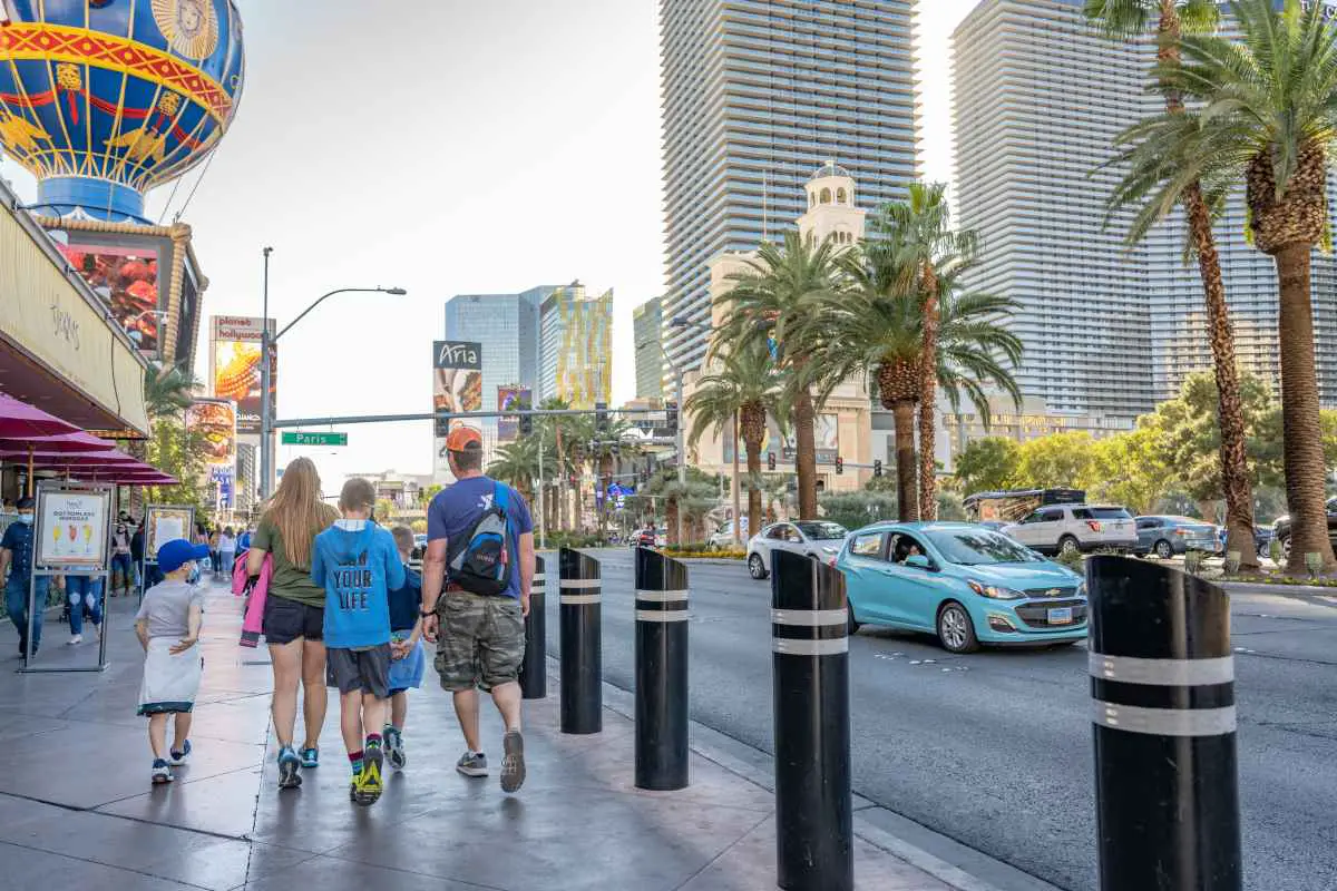 Hot & Cold Temps in Las Vegas (Month-by-Month Weather) 4 Family wearing shorts and t-shirts will walking on the Las Vegas strip