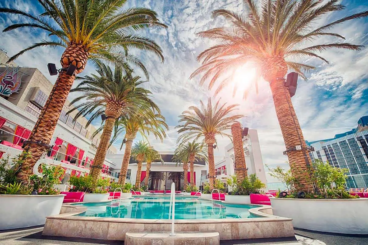 When Do The Pools Open In Las Vegas? (Daily & Seasonal Hours) 1 When do pools open in Las Vegas? Go Pool at the Flamingo Las Vegas