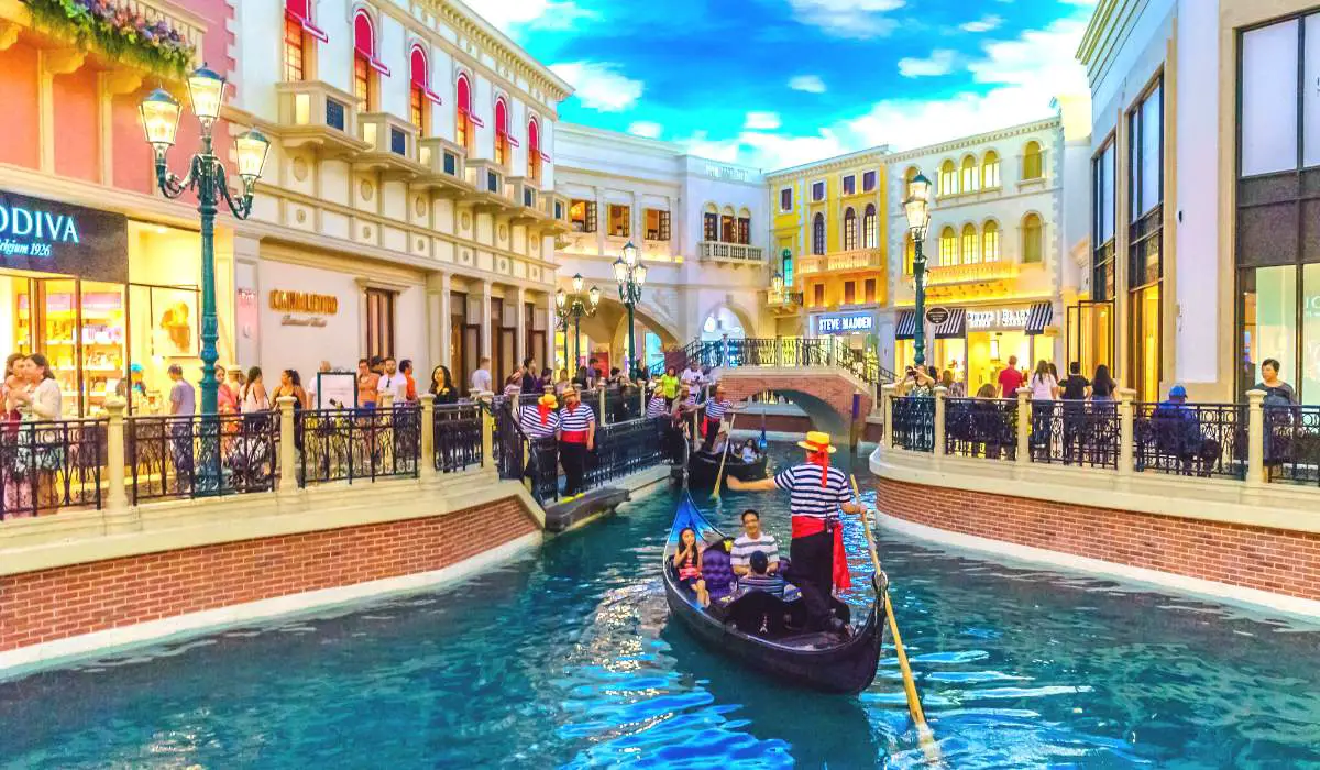 The 48-Hour VIP Las Vegas Experience: How to Do It All Like a Pro 8 Inside vs. Outside: Which Gondola Ride Is Better?