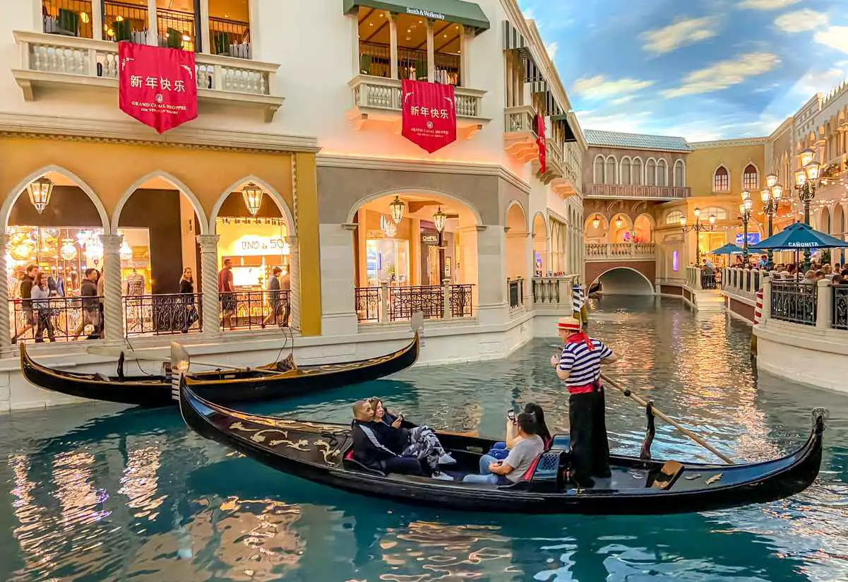 Bellagio vs Venetian (Which Las Vegas Hotel to Choose?) 6 gondola rides at venetian