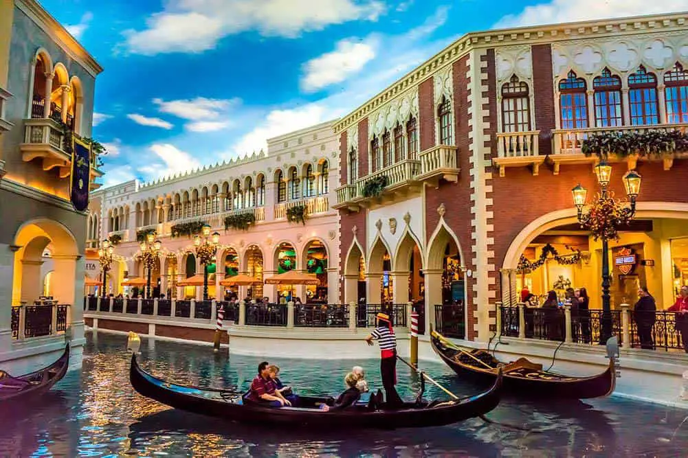 Things to Do in Las Vegas With Kids (44 Vegas Family Attractions) 9 Take a gondola ride inside the Venetian