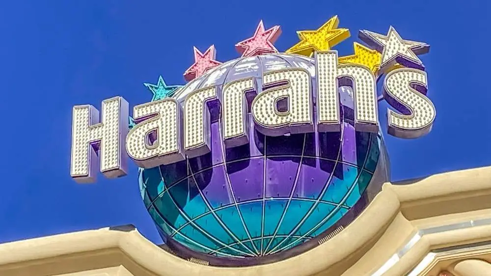 Las Vegas Hotel Comparisons (Which Vegas Hotel is Better?) 28 Harrah's Las Vegas on the Las Vegas Strip.