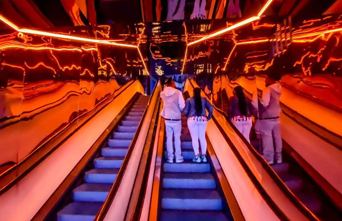 High Roller Las Vegas Cost (Best Times to Ride) 6 Escalator up to the High Roller platform