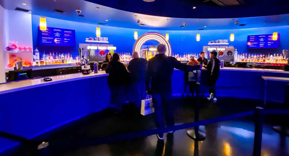 High Roller Las Vegas Cost (Best Times to Ride) 7 The High Roller Sky Lounge