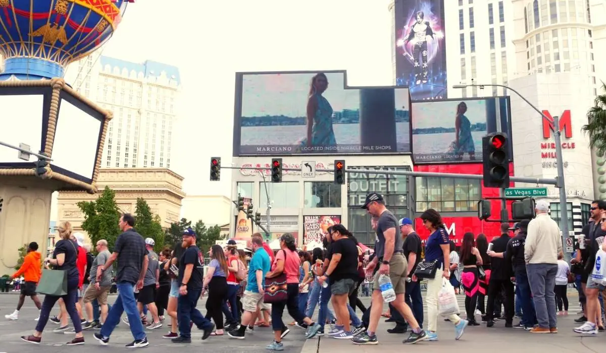 7 Common Las Vegas Tourist Traps (And How to Avoid Them) 5 is there a lot of walking in vegas
