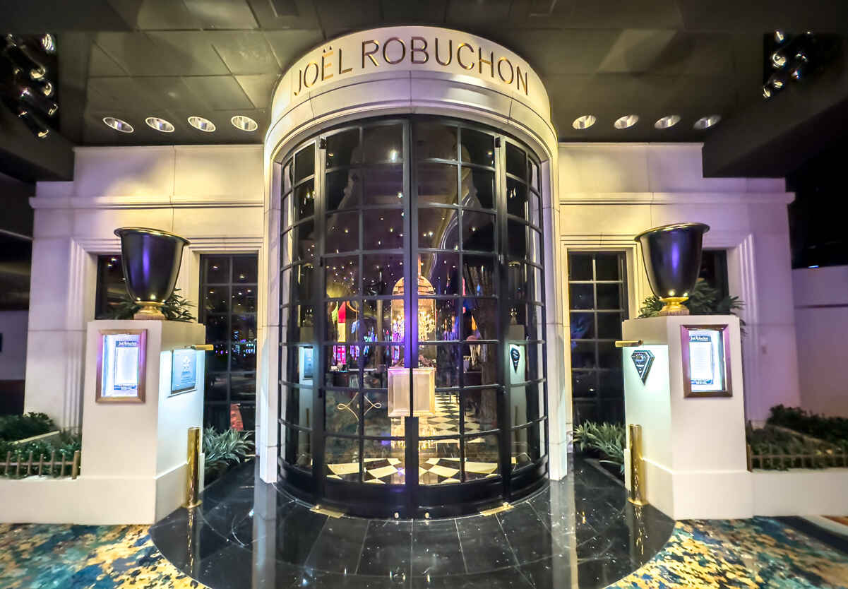 How Much to Budget for Food in Las Vegas (Average Cost to Eat!) 8 You can expect to spend several hundred dollars for a meal at Joel Robuchon at MGM Grand.