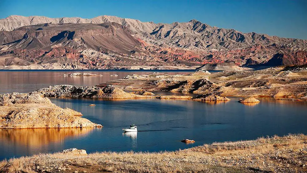 13 Best National & State Parks Near Las Vegas (AWESOME!) 6 Lake Mead National Recreation Area just outside of Las Vegas