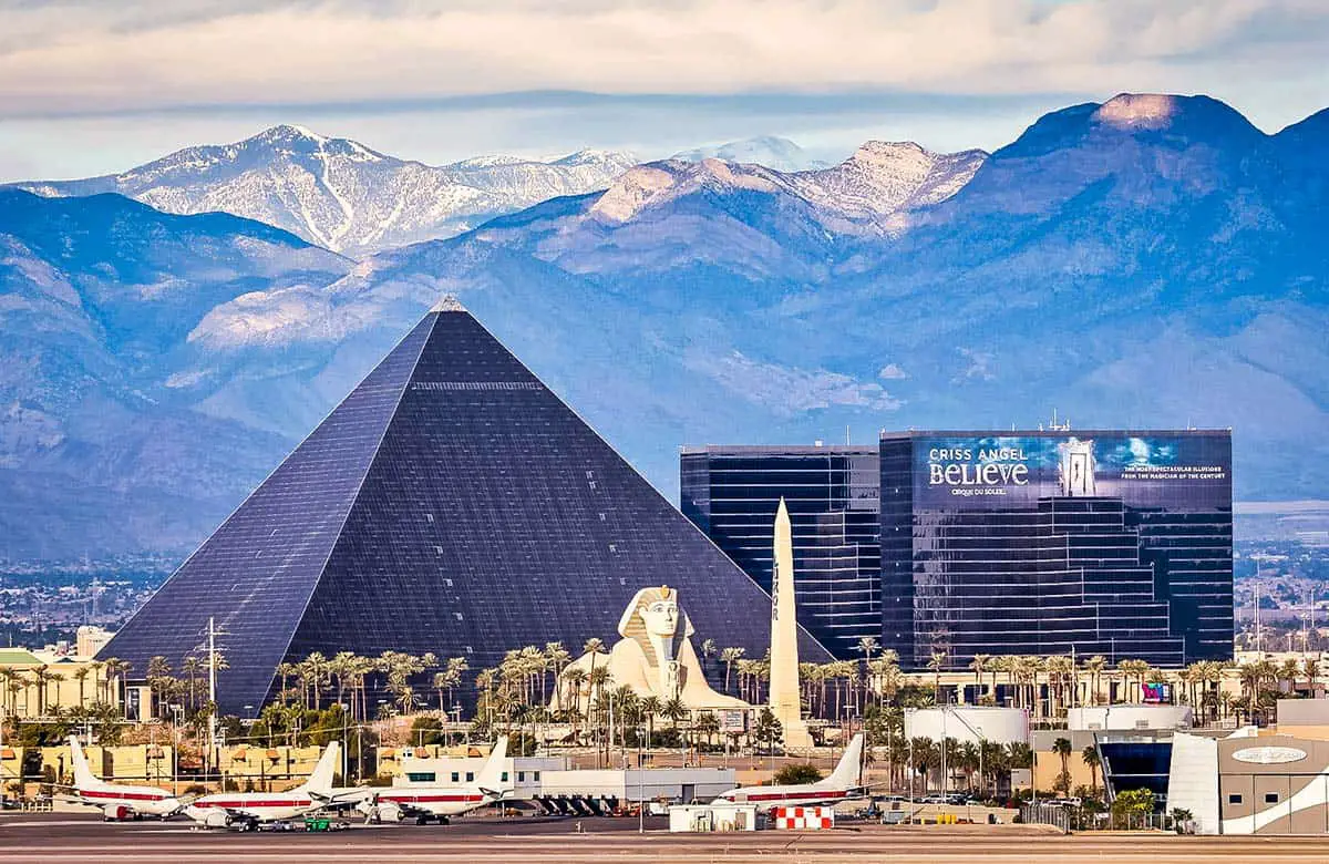Las Vegas Hotel Comparisons (Which Vegas Hotel is Better?) 31 Luxor Las Vegas on the Las Vegas Strip.