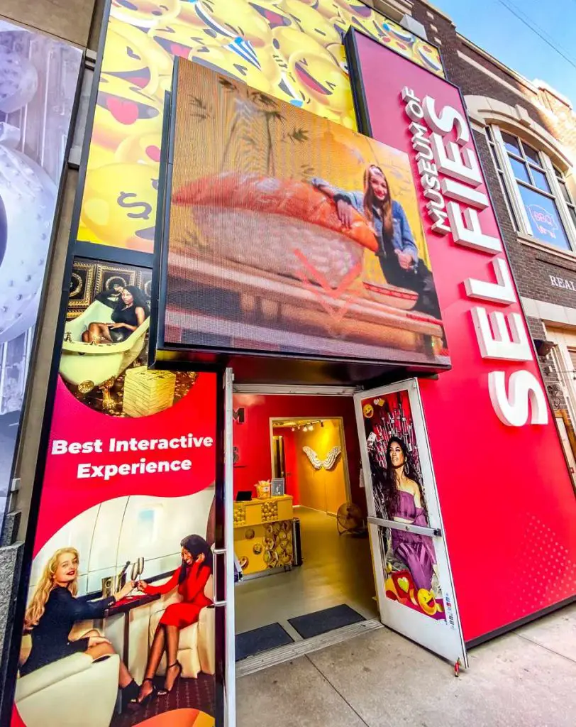 The LINQ Promenade On The Vegas Strip (The Ultimate Guide) 15 museum of selfies linq promenade