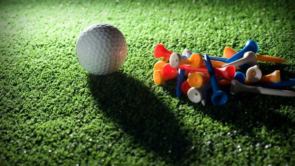 Night Golfing in Las Vegas (Where to Play & Practice) 1 Golfing at night in Las Vegas.