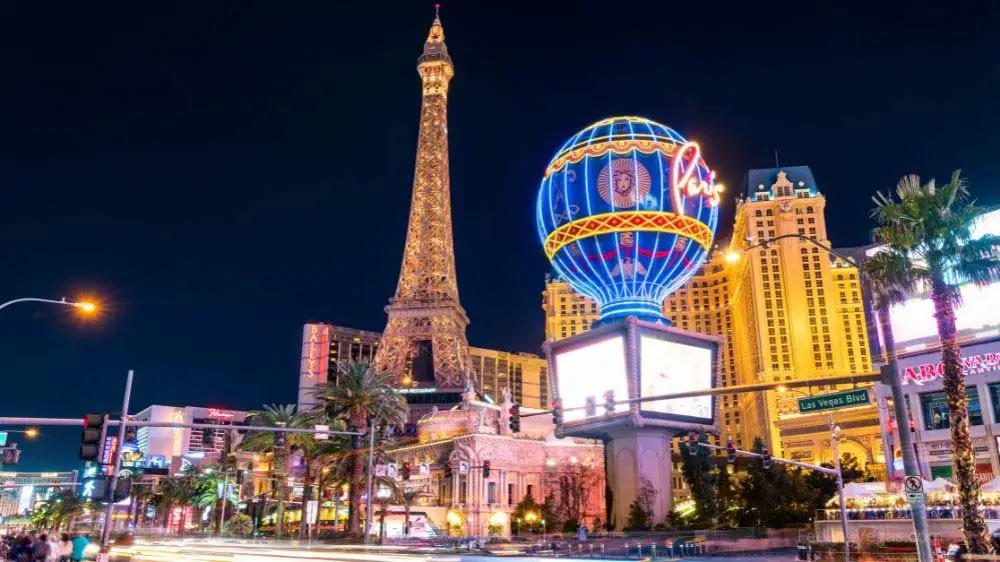 Las Vegas Hotel Comparisons (Which Vegas Hotel is Better?) 46 Paris Las Vegas at night.