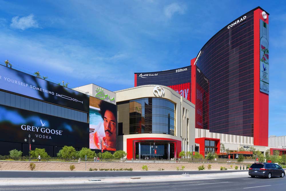 Las Vegas Strip FREE Walking Tour & Map (19 Must-See Stops!) 20 The walk from Wynn to Resorts World
