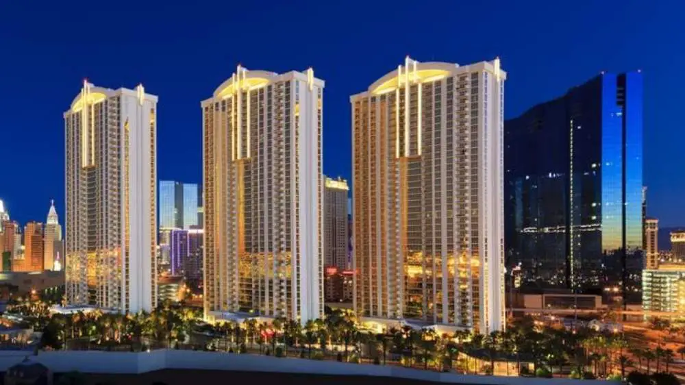 Las Vegas Hotel Comparisons (Which Vegas Hotel is Better?) 57 The Signature at MGM Grand