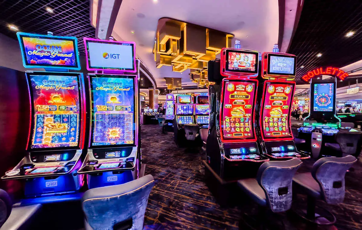 Why Is The STRAT Hotel So Cheap? (Stratosphere Hotel) 2 Why the STRAT Hotel Casino Is So Cheap