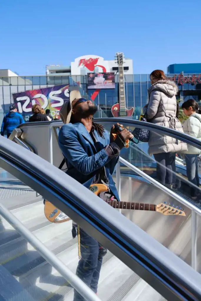 How Much to Tip Vegas Street Performers? (Vegas Tipping) 3 street performer las vegas strip