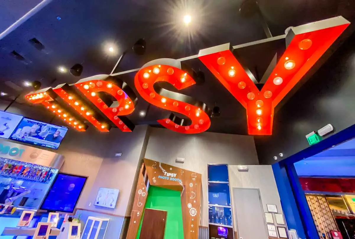 Drinks at The Tipsy Robot in Las Vegas (Menu & Prices) 5 The Tipsy Robot in Las Vegas is the only place in Sin City where you can have a drink made by a robot bartender.