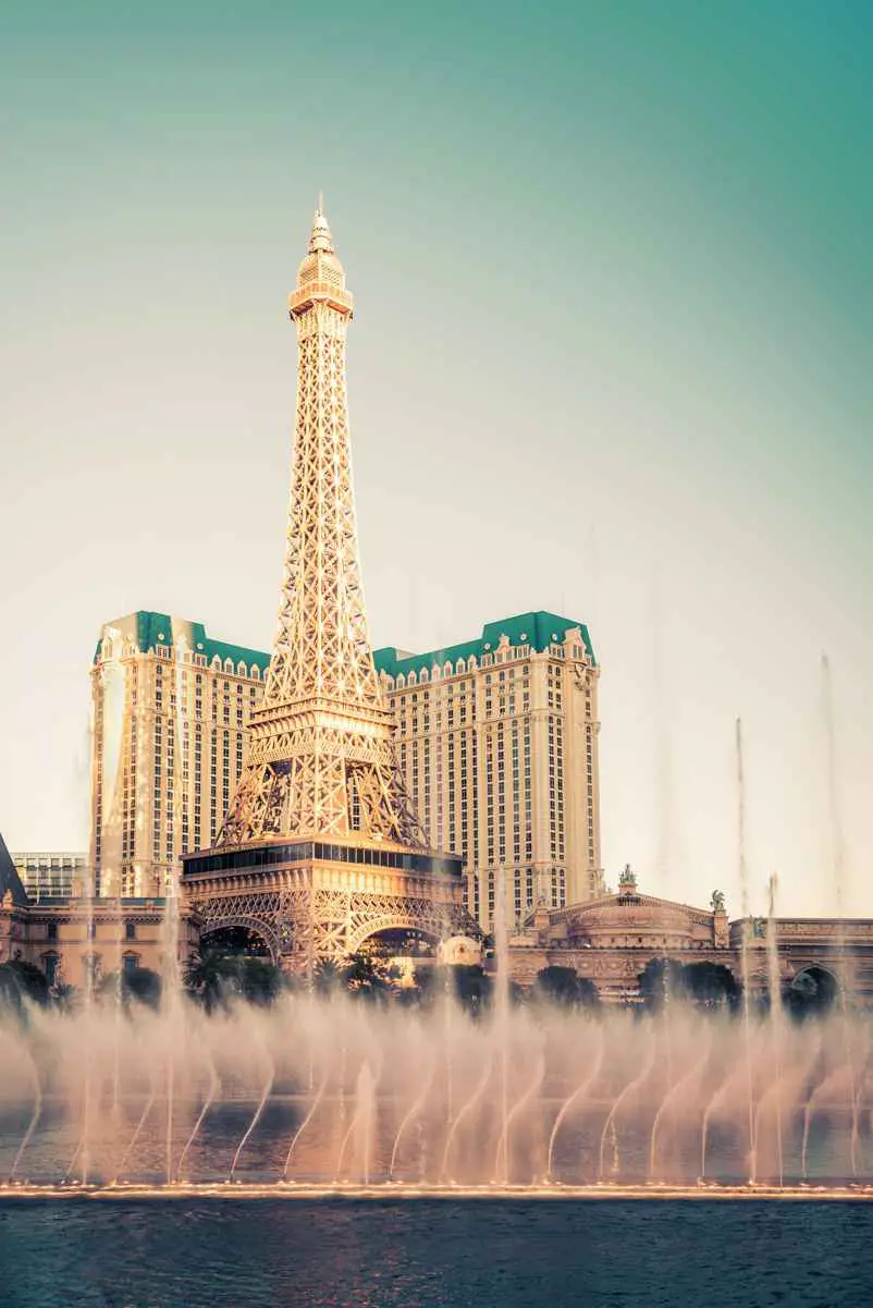 Bellagio Fountain Schedule & Song List (2025 Show Times) 4 view of bellagio fountain water show and paris las vegas