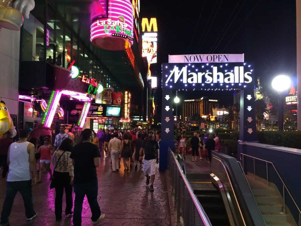 14 Mistakes to Avoid in Las Vegas: Don't Do These Things! 11 Walking the Las Vegas Strip