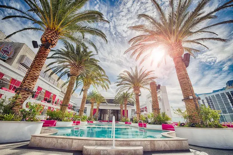 why do las vegas pools close early