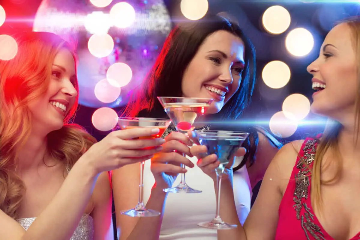 14 Mistakes to Avoid in Las Vegas: Don't Do These Things! 7 three women enjoying cocktails from the bar