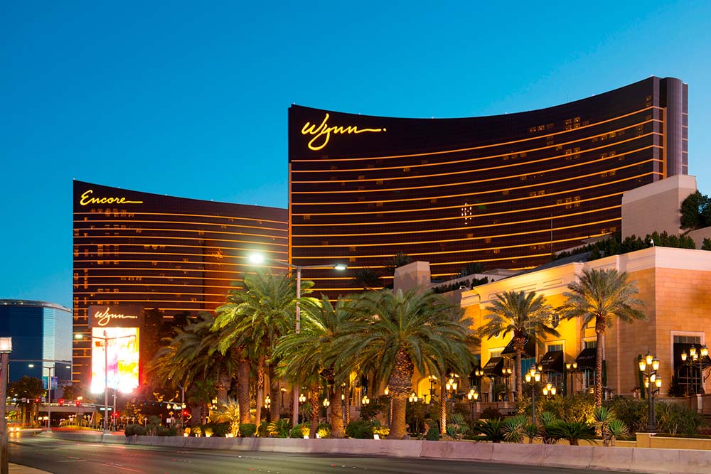 Las Vegas Strip FREE Walking Tour & Map (19 Must-See Stops!) 19 Walking to the Wynn Las Vegas